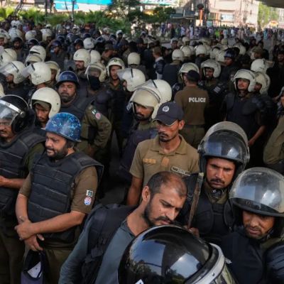 Pakistan authorities shut, mobile internet  and shuts roads in Islamabad to block religious group’s march