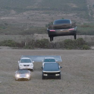 Alef welcomes Tesla to the electric flying car race by flying over the Roadster [Video]