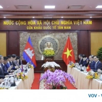 Vietnamese, Cambodian PMs hold talks during Tan Nam-Meun Chey international border gate in