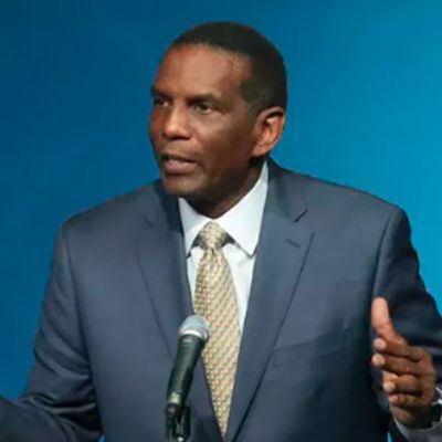 Owens unveils bill meant to curb transport of migrants from city to city