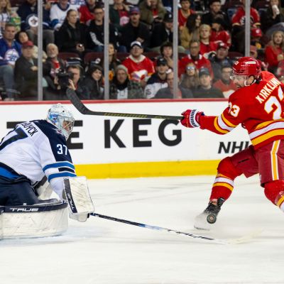 Jets’ 2 Third Period Goals Enough to Beat Flames – The Hockey Writers Winnipeg Jets Latest News, Analysis & More