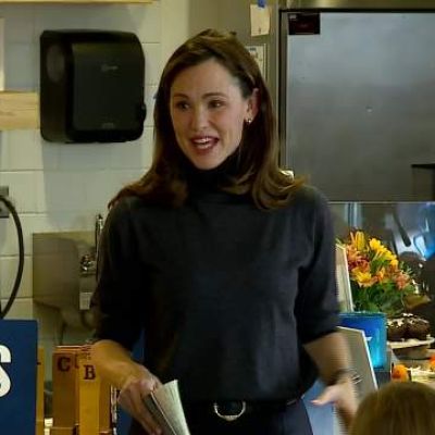 In Grand Rapids, actress Jennifer Garner rallies voters for Harris