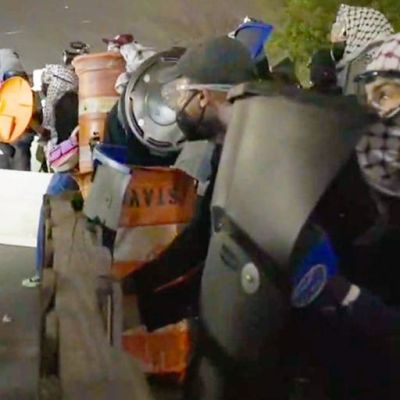 Anti-ICE agitators throw wooden pallets, mattresses at federal agents during chaotic NJ detention center clash