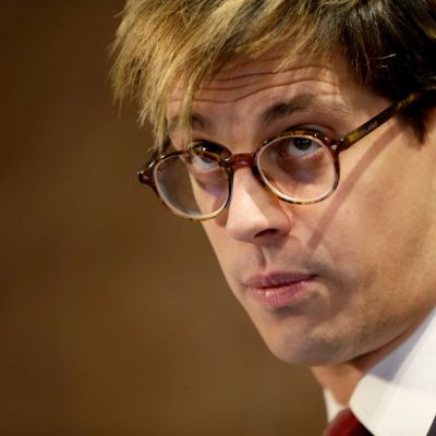 Right-wing commentator Milo Yiannopoulos removed from U.S. for immigration violations
