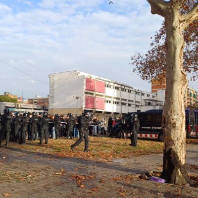 Catalan police evict hundreds of migrants from Badalona squat deemed a safety hazard – Spain in English