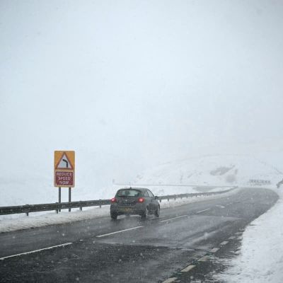 Sheffield snow: Woodhead Pass closed due to snow – warning to motorists issued