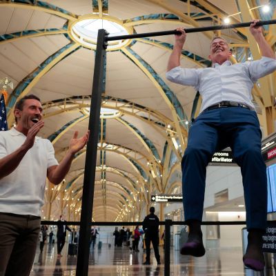 Bizarre airport press conference features pull-up contest between Trump’s officials