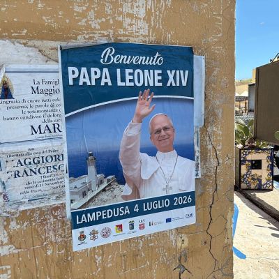 Pope defends migrants at Mediterranean island frontier | Euractiv