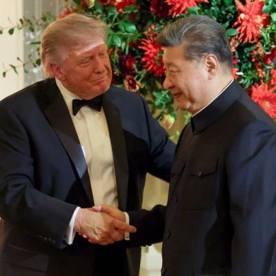 Trump goes “off script” at state dinner with ballroom invite