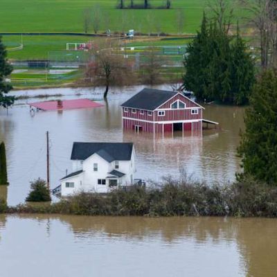 Unprecedented Washington Floods Prompt Heroic Rescues Amid Historic Rainfall – Internewscast Journal