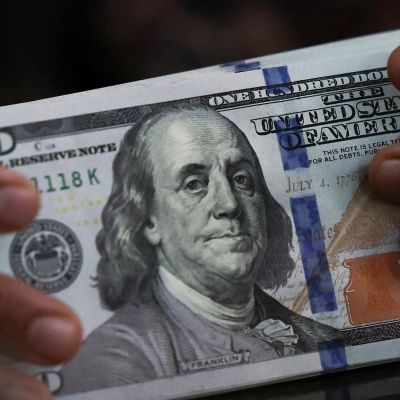 Dollar slide to decade-low vs Swiss franc as US assets selloff