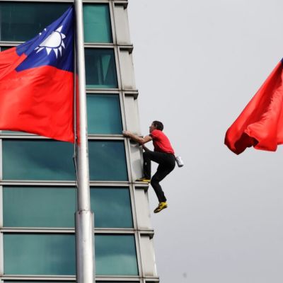 ‘Free Solo’ climber Alex Honnold scales Taiwan’s tallest building
