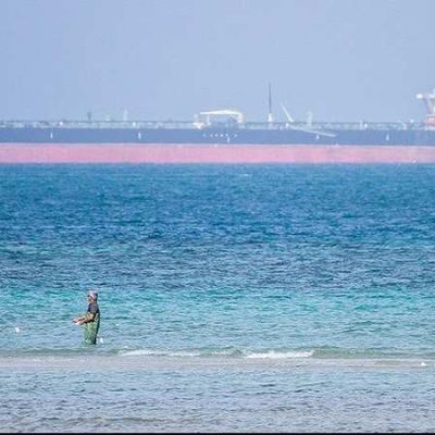 US destroys five Iranian oil tankers after missile attacks on warship; Iran strikes US base in Jordan