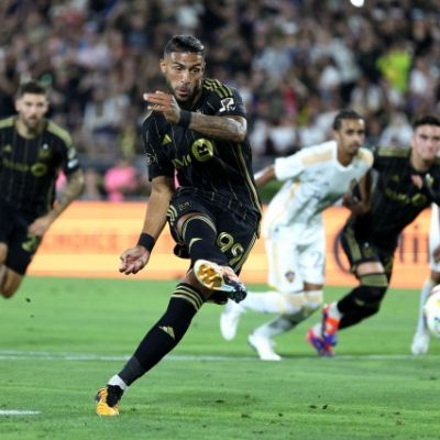 LAFC holds on for El Trafico win against Galaxy at the Rose Bowl