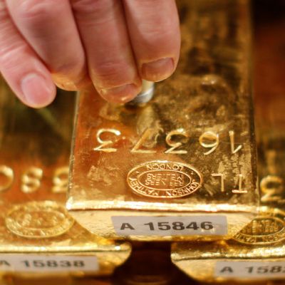 Gold prices fall as easing M.East risks dent haven demand By Investing.com