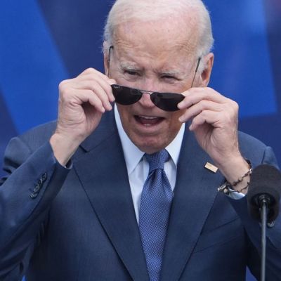 Biden accuses Trump of corruption then struggles to find way off stage