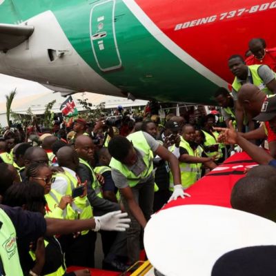 Mourners briefly storm Kenyan airport to receive Odinga’s body – SABC News – Breaking news, special reports, world, business, sport coverage of all South African current events. Africa’s news leader.
