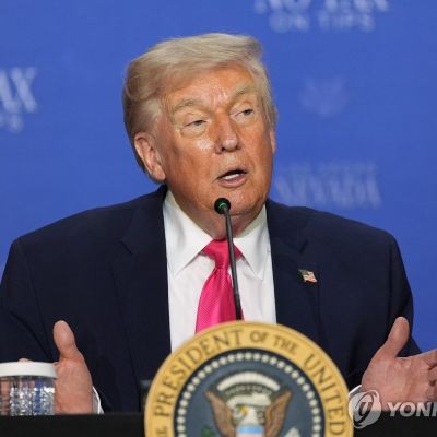 Trump thanks Iran for opening Strait of Hormuz, says blockade will remain until deal is struck | Yonhap News Agency