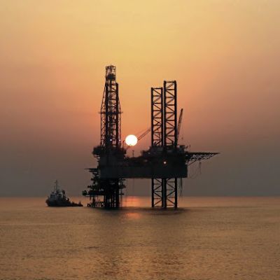 Oil rises on possible Russia sanctions, after three days of losses