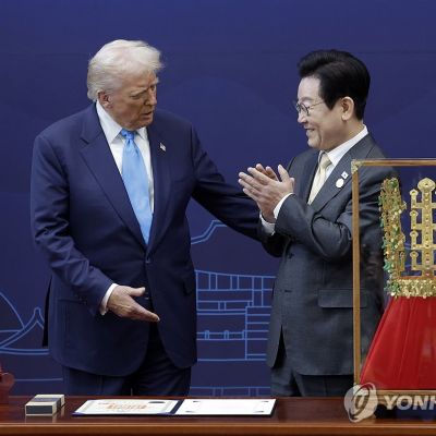 [APEC 2025] Lee gifts Trump replica of ancient gold crown, awards highest state medal | Yonhap News Agency