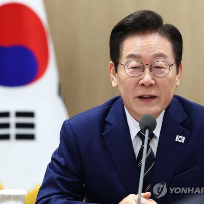 (LEAD) Lee vows to minimize barriers for companies in meeting with biz leaders | Yonhap News Agency