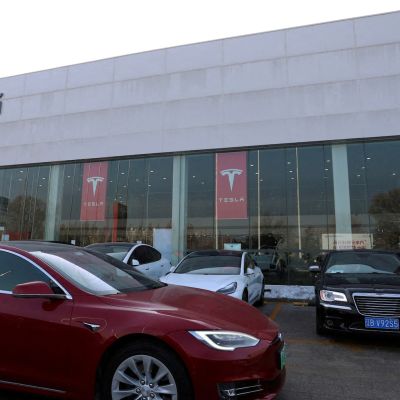Exclusive: Trump transition recommends scrapping car-crash reporting requirement opposed by Tesla