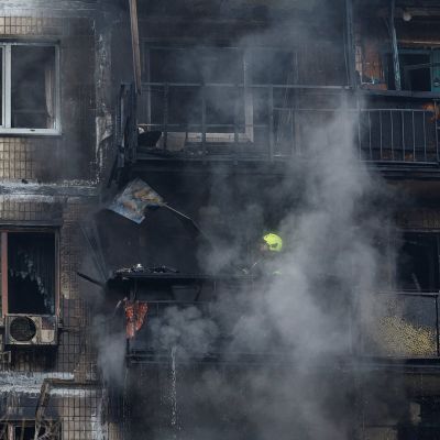 Ukraine live: Kyiv delegation arrive in US for peace talks after Putin’s tankers hit