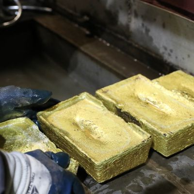 Gold gains on weaker dollar; traders brace for Fed rate decision