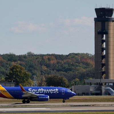 Nearly 800 air traffic controllers, technicians to get $10k bonus for perfect attendance in shutdown