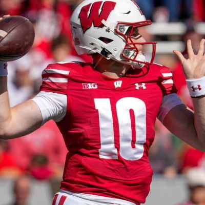 Wisconsin QB Tyler Van Dyke carted off with apparent knee injury vs. Alabama