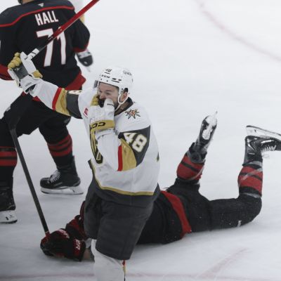 Hertl lifts Golden Knights to wild 5-4 win over Hurricanes