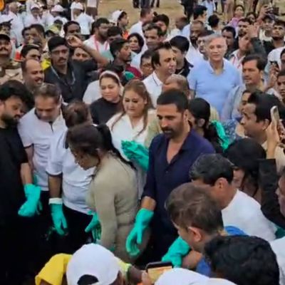 Akshay Kumar leads Juhu beach clean-up a day after Ganpati Visarjan