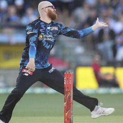 What a turn-up, Strikers put dismal Renegades in a spin