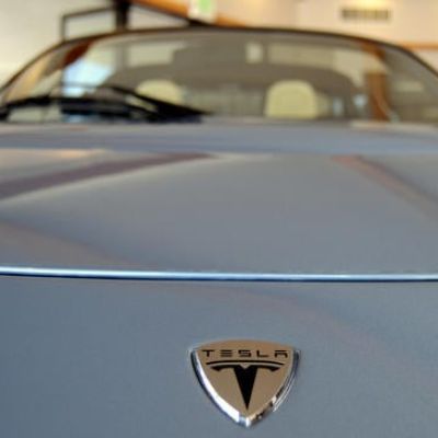 Tesla Stock Drops Ahead of Q4 Report--Investors Wary of Full-Year Shortfall