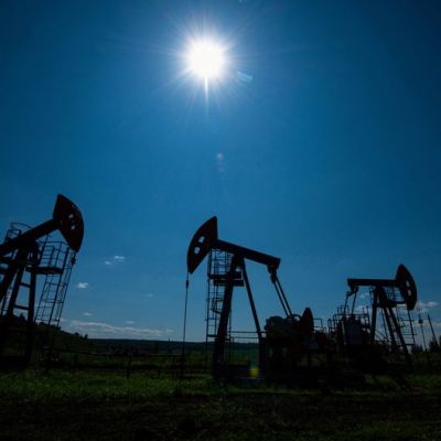 Oil rises on Russia sanctions fears; oversupply worries cap gains