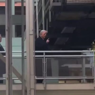 Trump gave the middle finger to a worker who called him a “pedophile advocate.” It all happened during the visit of the US president to the Ford plant in Detroit
