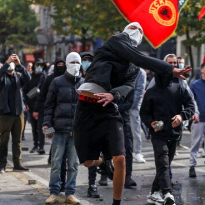 New chaos in Albania as protests erupt: Stones thrown at Parliament and Ministries, Bins Set on Fire (videos) – ProtoThema English