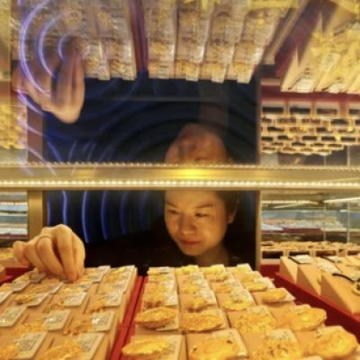 Stocks pull lower at end of record year for markets