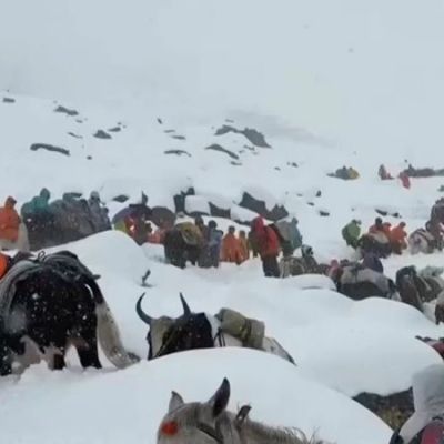Trekker uses cooking pots to dig her way out of freak blizzard on Everest | CNN