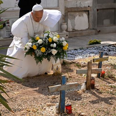 Pope marks July 4 by praying in Lampedusa for migrants who d…