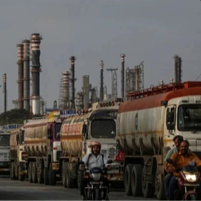 US temporarily allows India to buy Russian oil from tankers at sea