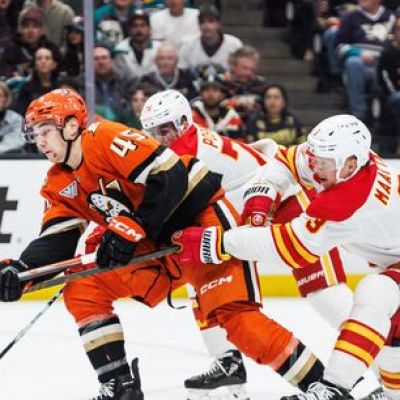 Ducks caught looking by Flames, lose fifth straight in tight playoff push