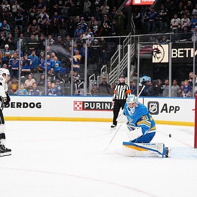 Moore scores deciding goal in shootout as Kings beat Blues 5-4 | Fulton Sun