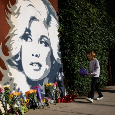Chicagoans mourn death of Dolly Parton: ‘How do we go back to normal?’