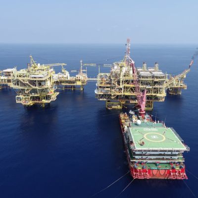 Oil Prices Tumble on U.S.-Iran Diplomacy Hopes, Supply Relief