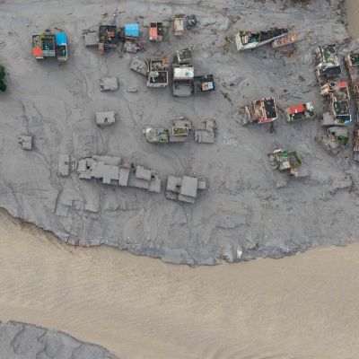 Nepal flood death toll rises to 165 as more than 800 remain missing
