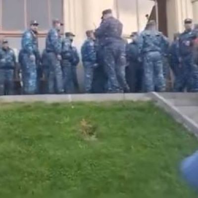 Scuffle Between Law Enforcement and City Hall Staff: Tense Situation at Gyumri City Hall