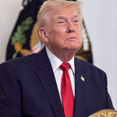 Trump tells airlines to consider Venezuelan airspace closed