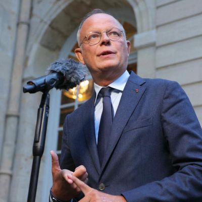 Macron ally Edouard Philippe calls for early presidential election