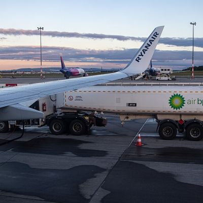 Ryanair Warns Summer Airfares May Stay Lower as Quarterly Profit Misses Estimates